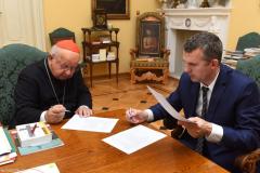 Podpisanie umowy o współpracy pomiędzy Archidiecezją Krakowską a Gminą Wieliczka w związku ze Światowymi Dniami Młodzieży w 2016 r.