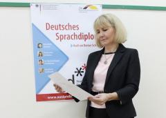 Dyrektor Gimnazjum w Koźmicach Wielkich Pani Elżbieta Obal-Dyrek z certyfikatem DSD - Deutsches Sprachdiplom
