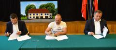 Podpisanie umowy na rozbudowę Wiejskiego Domu Kultury w Czarnochowicach